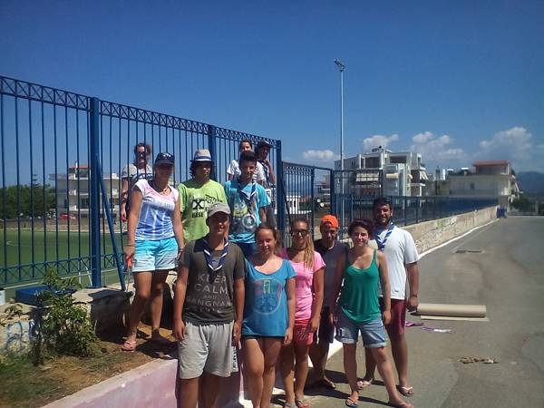 Οι πρόσκοποι βάφουν κάγκελα σε σχολεία της Κυπαρισσίας