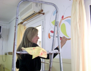 Εθελοντές ζωγραφίζουν τους τοίχους της Παιδιατρικής Κλινικής του Νοσοκομείου Κυπαρισσίας