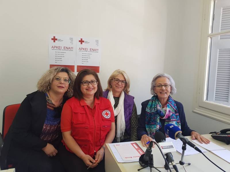 Καλαμάτα: Εθελόντριες του Ερυθρού Σταυρού συγκεντρώνουν τρόφιμα για απόρους