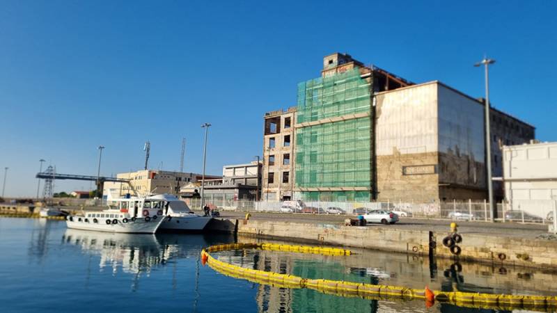 Απομακρύνθηκε κατασχεμένο σκάφος από το λιμάνι Καλαμάτας