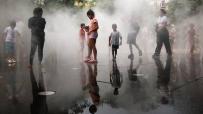 Καύσωνας και πυρκαγιές πλήττουν χωρίς ανάπαυλα τη νότια Ευρώπη