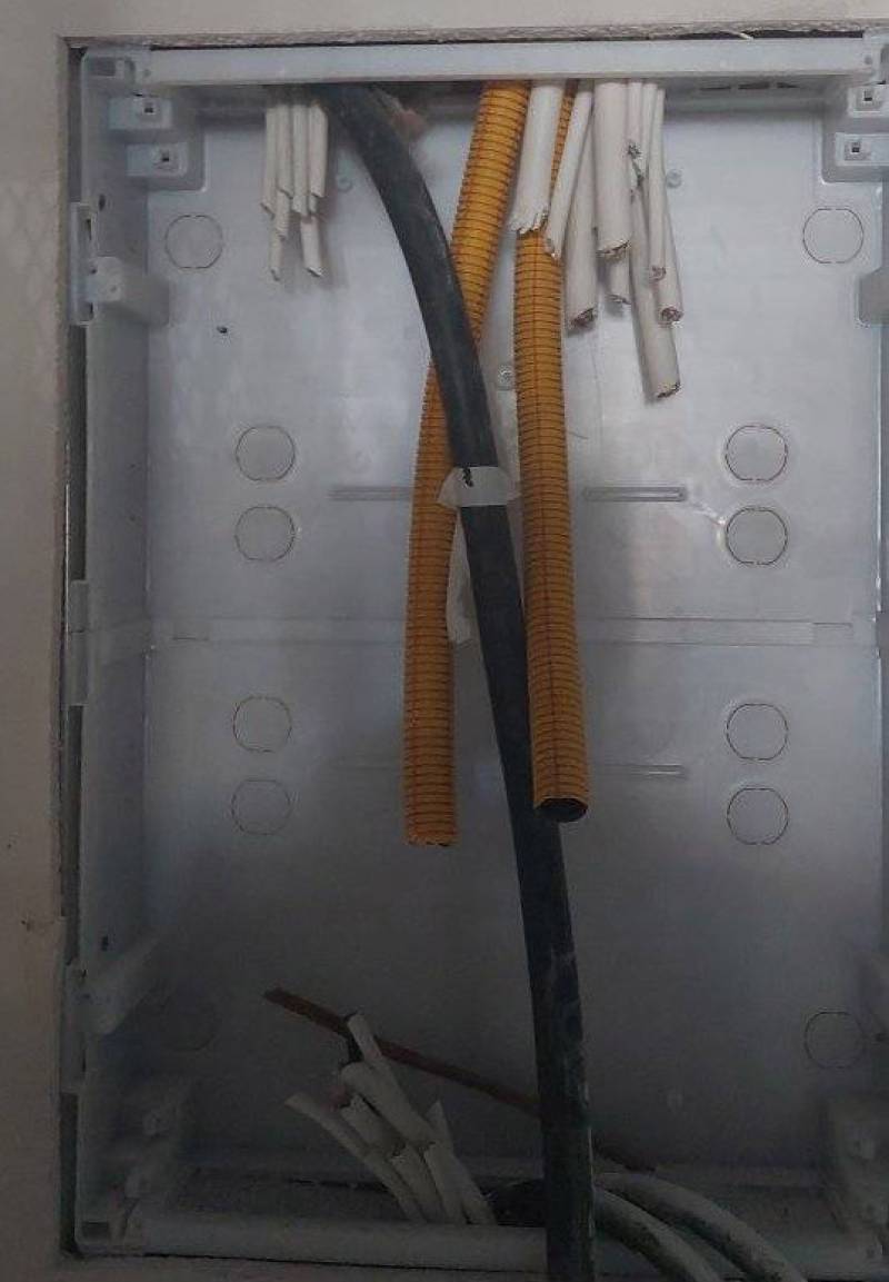 Καλαμάτα: Ξήλωσαν ηλεκτρολογικό πίνακα και ολόκληρη την καλωδίωση από ψητοπωλείο!