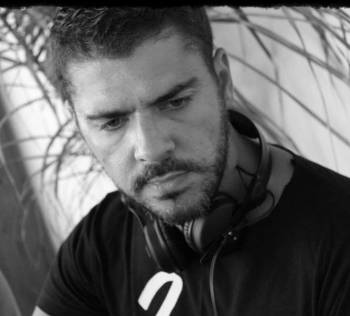 Καλαματιανός παραγωγός ψηλά στο chart του iTunes