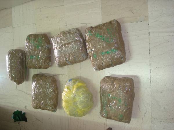 Πέταξαν 7 κιλά χασίς στο δρόμο και εξαφανίστηκαν!