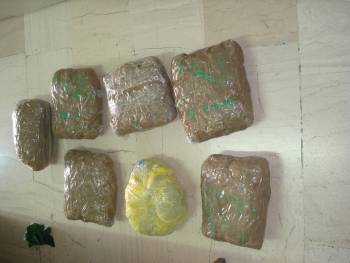 Πέταξαν 7 κιλά χασίς στο δρόμο και εξαφανίστηκαν!