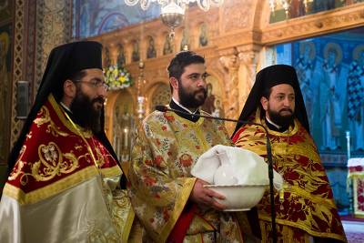 Καλαμάτα: Τίμησαν τη μνήμη των Τριών Ιεραρχών - Δύο νέες χειροτονίες (βίντεο)