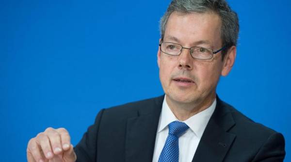 Μπόφινγκερ: Αντιπαραγωγικές για την ανάπτυξη της Ελλάδας οι προτάσεις του ΔΝΤ