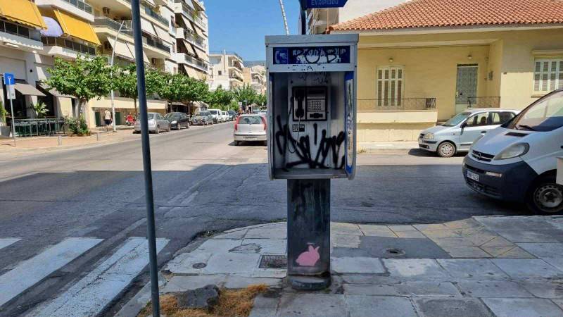 50 παλιά καρτοτηλέφωνα απομακρύνθηκαν από σημεία της Καλαμάτας