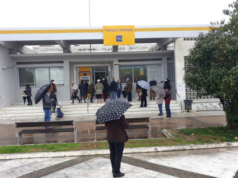 Παράπονα για τις ουρές στη βροχή