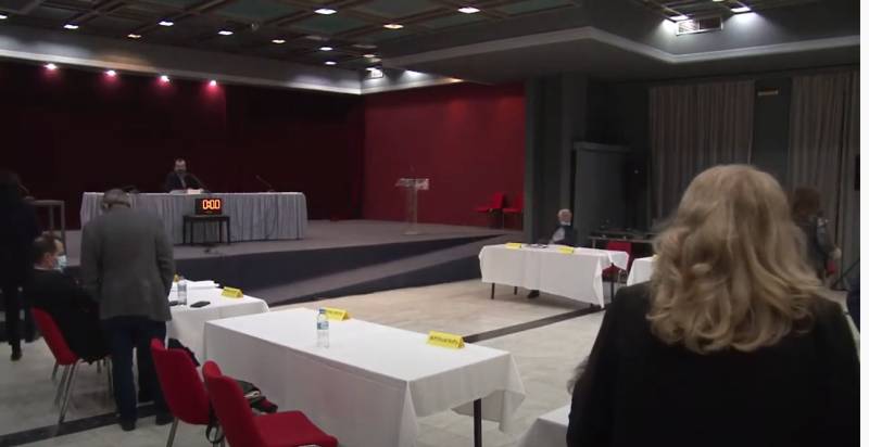 Πρωταγωνιστές παρωδίας οι ερασιτέχνες πολιτικοί