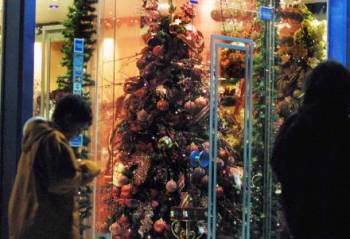 Συγκρατημένες προσδοκίες για τη γιορταστική κίνηση