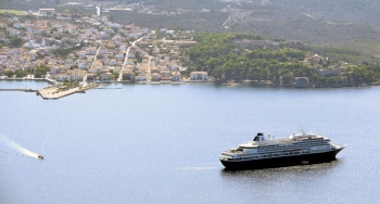 Σώος ο μηχανικός που έπεσε από πλοίο κοντά στη Σφακτηρία