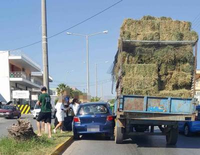 Φορτηγό με σανό τράκαρε με ΙΧ στη Μεσσήνη