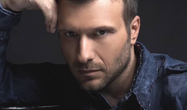 Οι 8 τυχεροί των ατομικών προσκλήσεων για τον Γιάννη Πλούταρχο στη "Δυτική Ακτή" στην Καλαμάτα