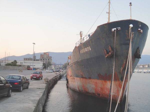 Σαπιοκάραβα στο λιμάνι...