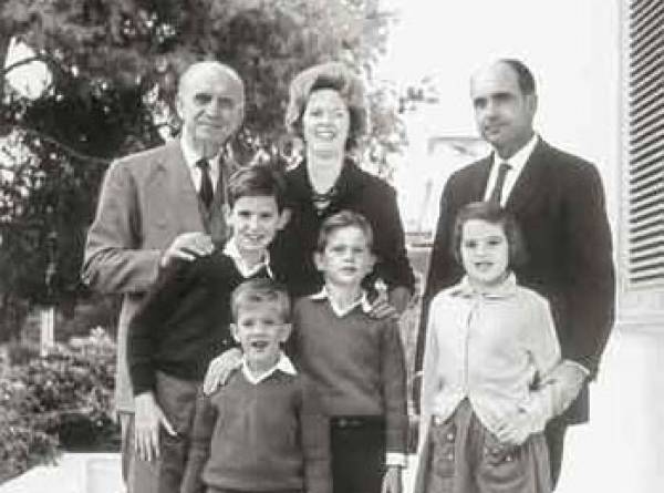 Η Irish Times κάνει αφιέρωμα στην "χαρισματική οικογένεια Παπανδρέου"