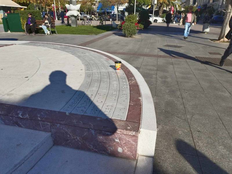 Υπάρχει κάδος τρία μέτρα πιο δίπλα...