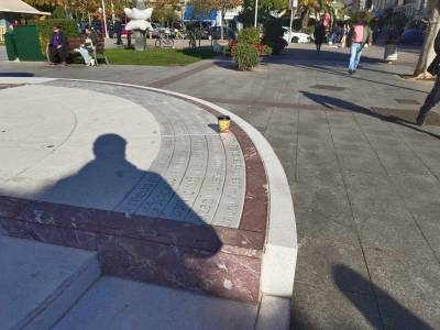 Υπάρχει κάδος τρία μέτρα πιο δίπλα...