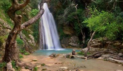 Επιχείρηση απεγκλωβισμού τραυματισμένου άνδρα από τους καταρράκτες της Νέδας