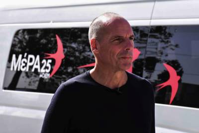 Συνάντηση Βαρουφάκη με μέλη του Κινήματος κατά των πλειστηριασμών στο Ναύπλιο - Την Τρίτη στην Καλαμάτα