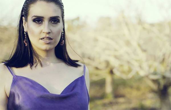 Η Λυδία Μαύρου στην “Ε”: “Η Πυλία αποτελεί για μένα πηγή καλλιτεχνικής έμπνευσης και αναψυχής”