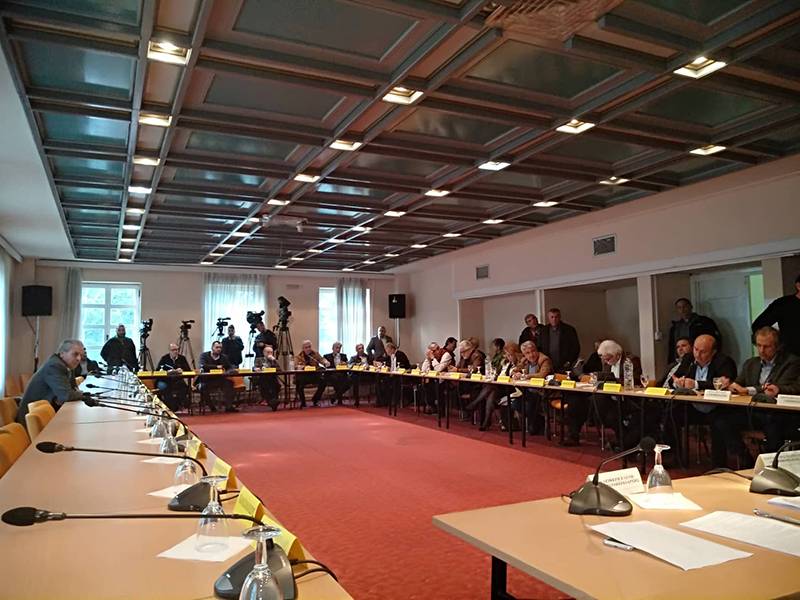 Με δύο ψήφους από την αντιπολίτευση: Ο Τατούλης... αγόρασε χρόνο για τα σκουπίδια