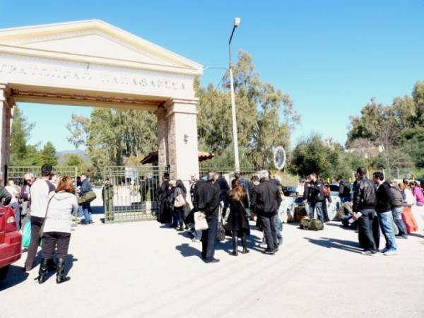 Να κλείσει το θέμα με τα στρατόπεδα