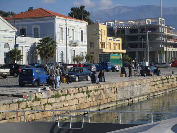 Ψαράδες στο λιμάνι της Καλαμάτας