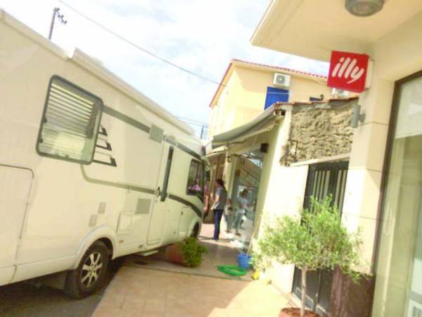 Τροχόσπιτο μια ανάσα από τη βιτρίνα κρεοπωλείου στο Μάραθο