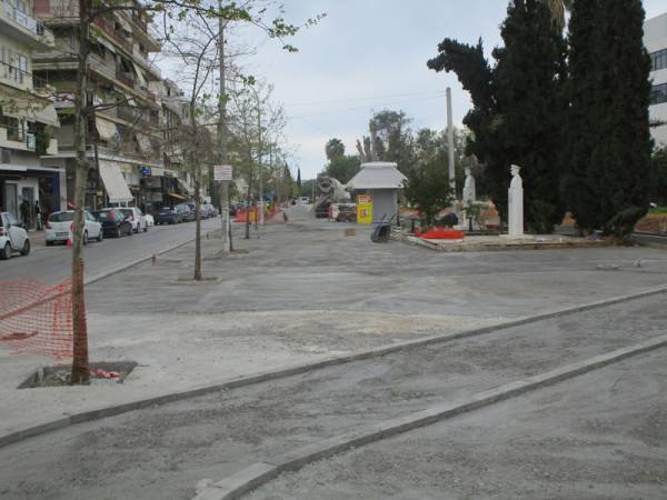 Τσιμέντο στο δυτικό πεζοδρόμιο της Αριστομένους στα "Ουζάκια"