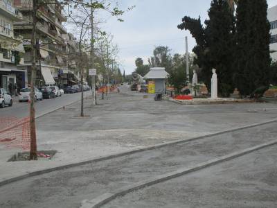 Τσιμέντο στο δυτικό πεζοδρόμιο της Αριστομένους στα "Ουζάκια"