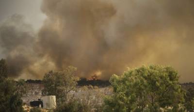 Δαφνί: Σε δύο μέτωπα οι φλόγες - Επιχειρούν επίγειες και εναέριες δυνάμεις (βίντεο)