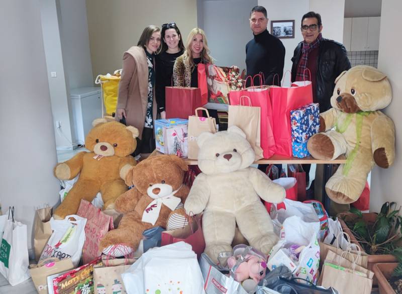 Παιχνίδια και δώρα σε παιδιά που έχουν ανάγκη