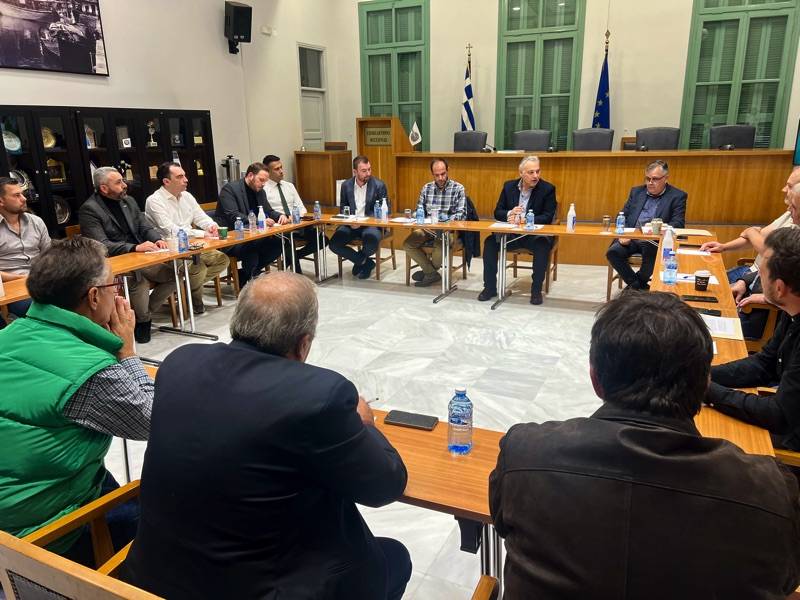 Συνάντηση κλιμακίου ΠΑΣΟΚ με φορείς στο Επιμελητήριο