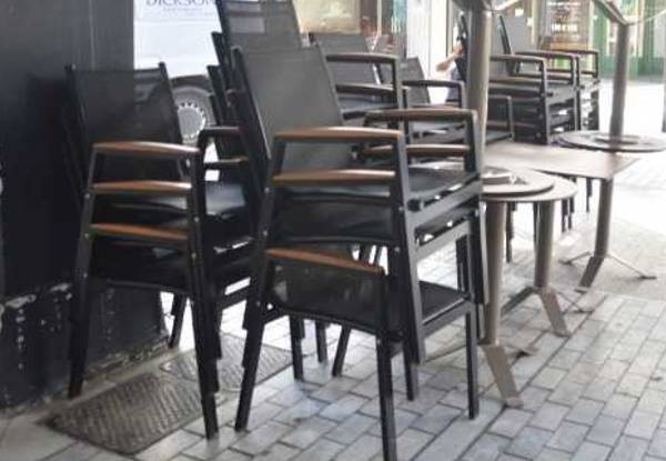 Εκποίηση κατασχεθέντων τραπεζοκαθισμάτων από το Δήμο Καλαμάτας