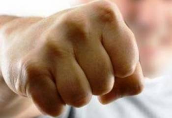 Μεθυσμένος ξυλοκόπησε τον 76χρονο πατέρα του σε χωριό της Καλαμάτας