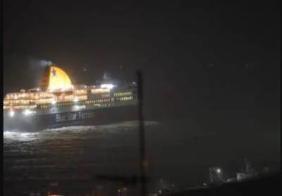 Σβηστός ο φάρος στη Νάξο: Το «Blue Star Delos» τον έψαχνε με προβολέα (Βίντεο)