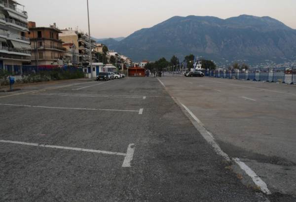 Πάρκινγκ στο λιμάνι από την Κυριακή