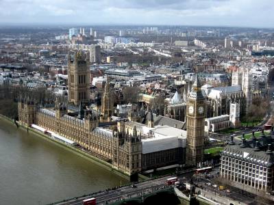 Για να μη χάσουν προνόμια, εξορίζουν τα παιδιά τους