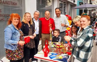 Πασχαλινό εργαστήρι κατασκευής λαμπάδας από τους Τρίκεκνους