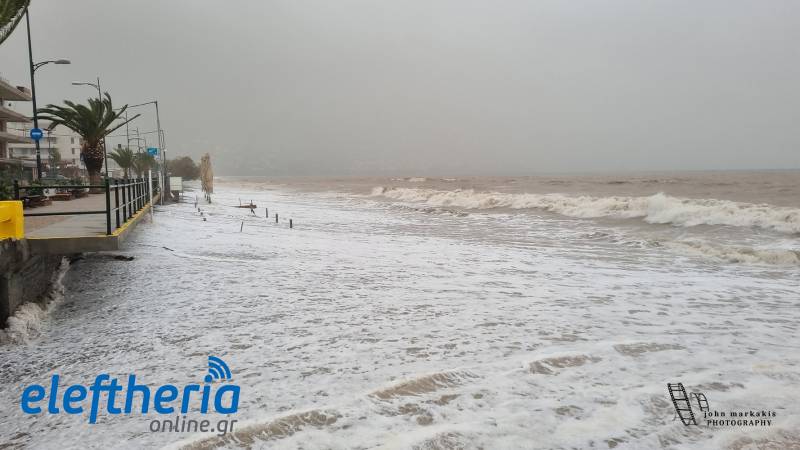 Εντυπωσιακά κύματα «σάρωσαν» την παραλία της Καλαμάτας (βίντεο+φωτογραφίες)