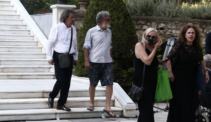 Προεδρικό Μέγαρο: Ποιος είναι ο κύριος που εμφανίστηκε με βερμούδα και σαγιονάρα