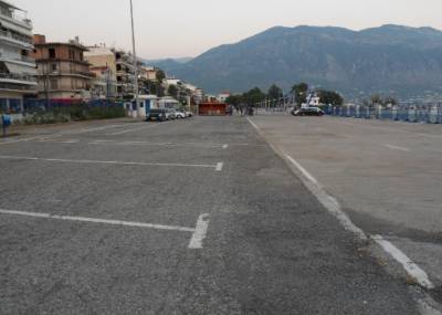Πάρκινγκ από χθες στη χερσαία ζώνη του λιμανιού της Καλαμάτας