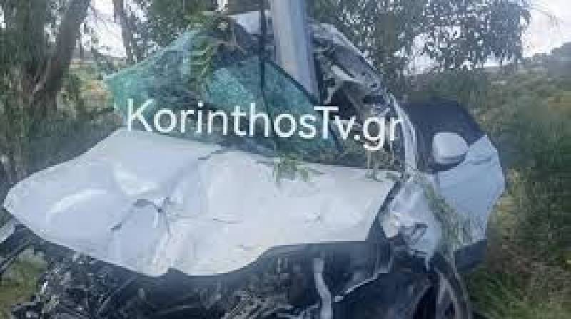Τροχαίο με νεκρή οδηγό στη Νεμέα - Το αυτοκίνητό της «καρφώθηκε» σε κολώνα
