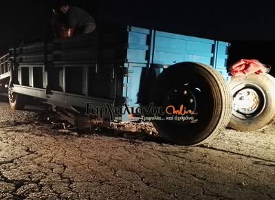 Τροχαίο στην Τριφυλία: Ανατροπή καρότσας με 4 τόνους ελαιόκαρπο στη Βάλτα (βίντεο)