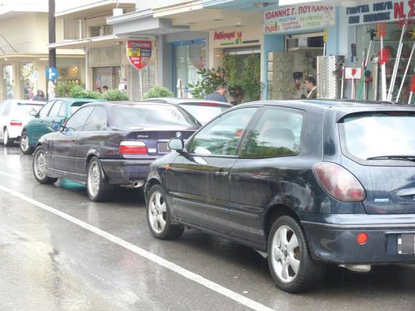 Το... όργιο του διπλοπαρκαρίσματος συνεχίζεται στην Καλαμάτα