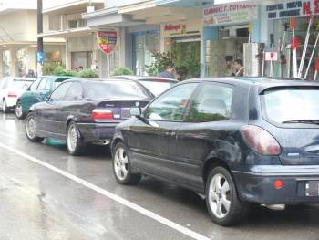 Το... όργιο του διπλοπαρκαρίσματος συνεχίζεται στην Καλαμάτα