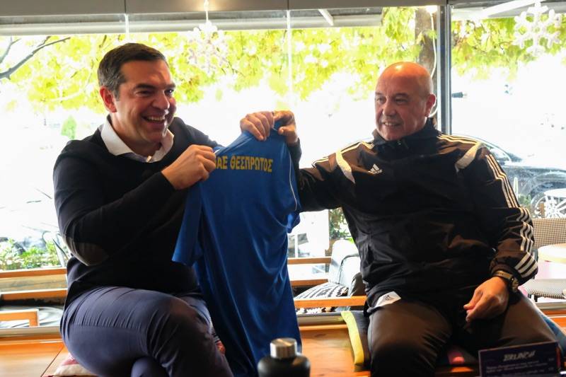 Η απρόσμενη συνάντηση Τσίπρα - Ρότσα στην Ηγουμενίτσα και η ποδοσφαιρική τους συζήτηση