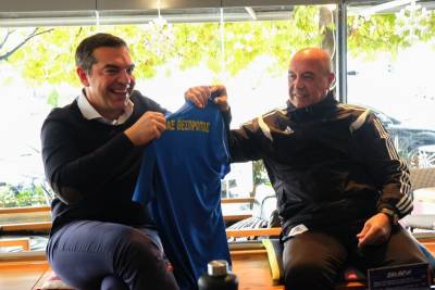 Η απρόσμενη συνάντηση Τσίπρα - Ρότσα στην Ηγουμενίτσα και η ποδοσφαιρική τους συζήτηση