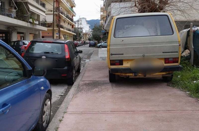 Παρκάρουν στα πεζοδρόμια